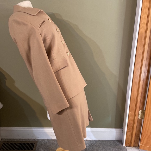 Great tan suit - Picture 4 of 5